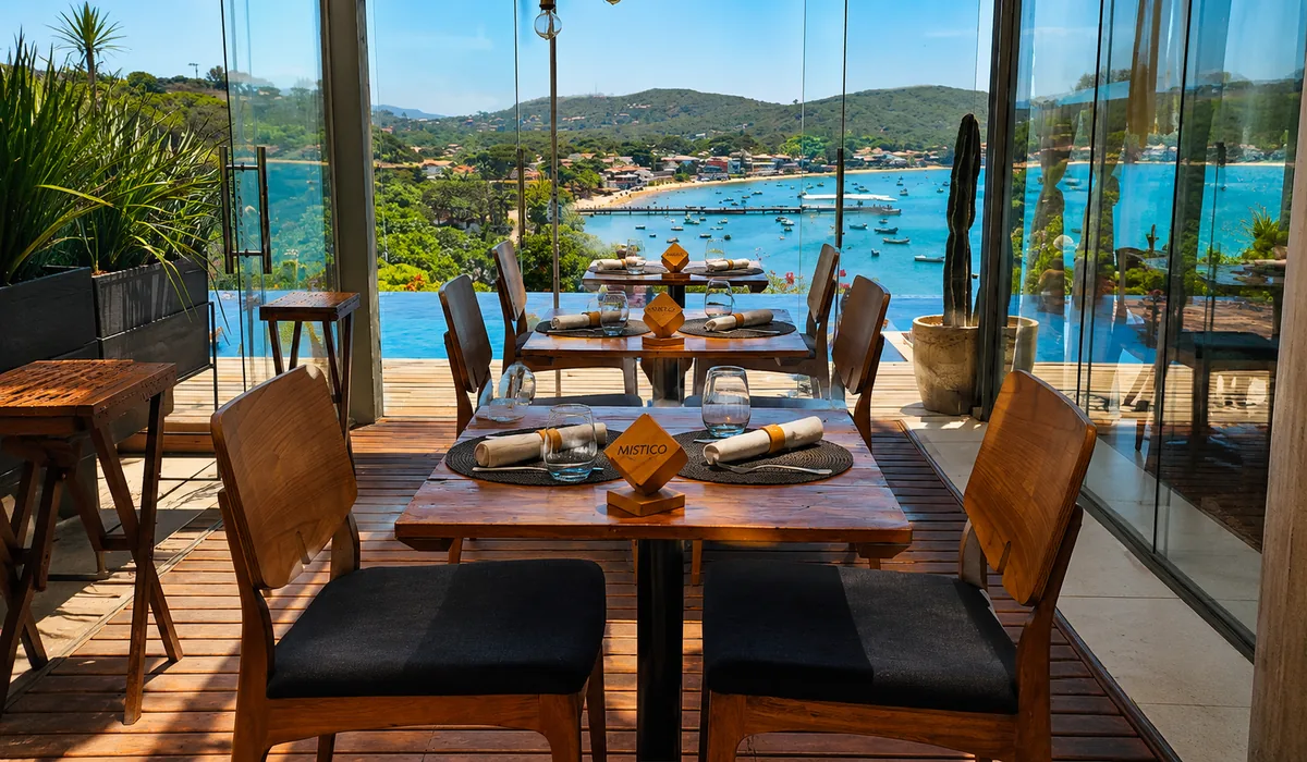 Salão do Místico Restaurant em Búzios com vista panorâmica para a Baía da Armação