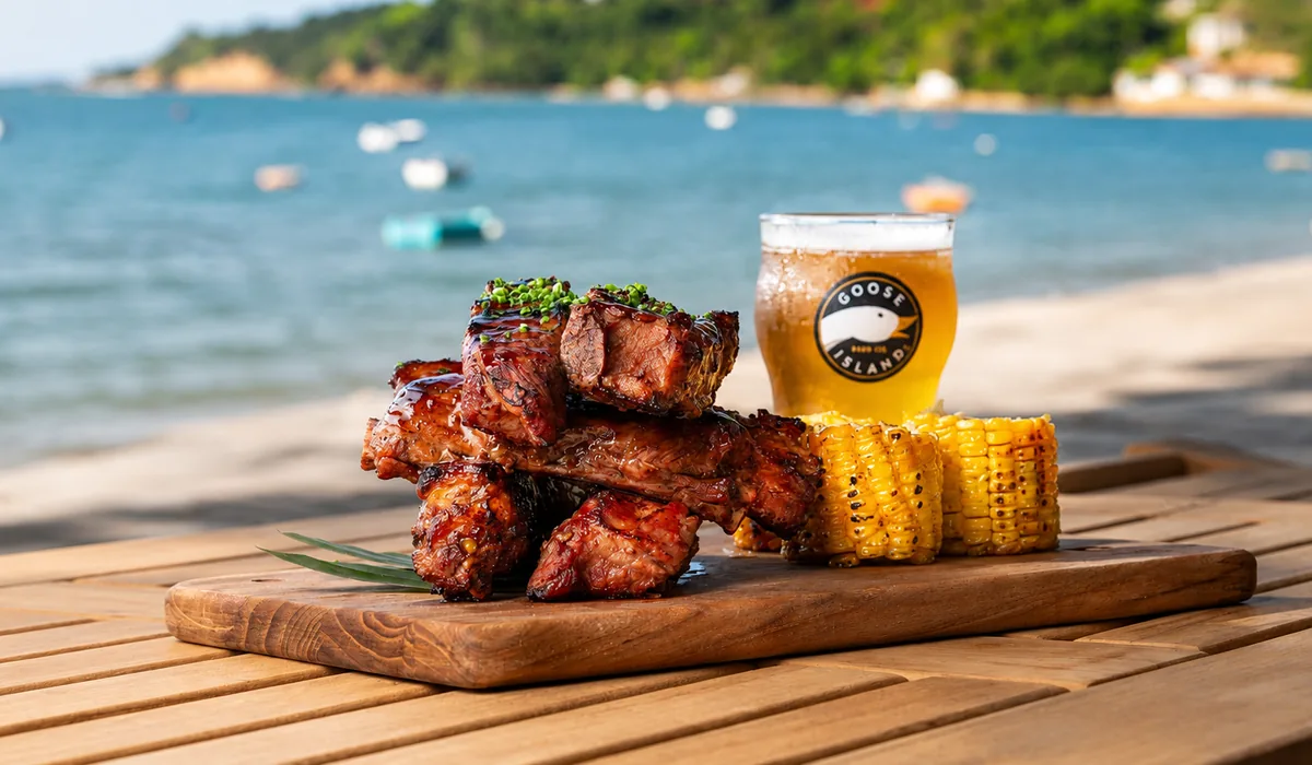 Prato de cozinha asiática e latina do Nami Gastrobar no Porto da Barra em Búzios