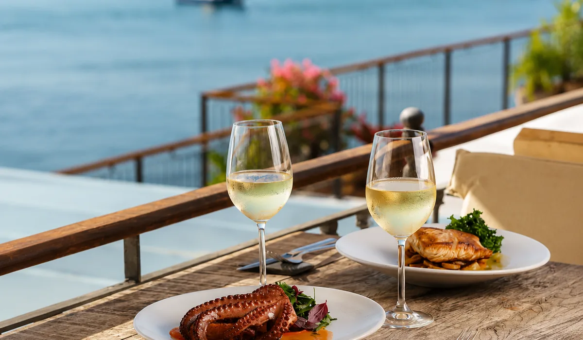 Experiência gastronômica do Rocka Restaurant & Beach Lounge diante da Praia Brava em Búzios