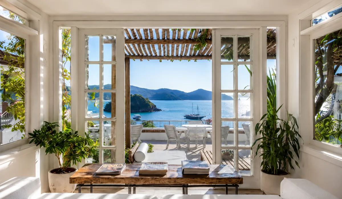 Terraço do Casas Brancas Boutique Hotel & Spa com vista para a Baía da Armação em Búzios