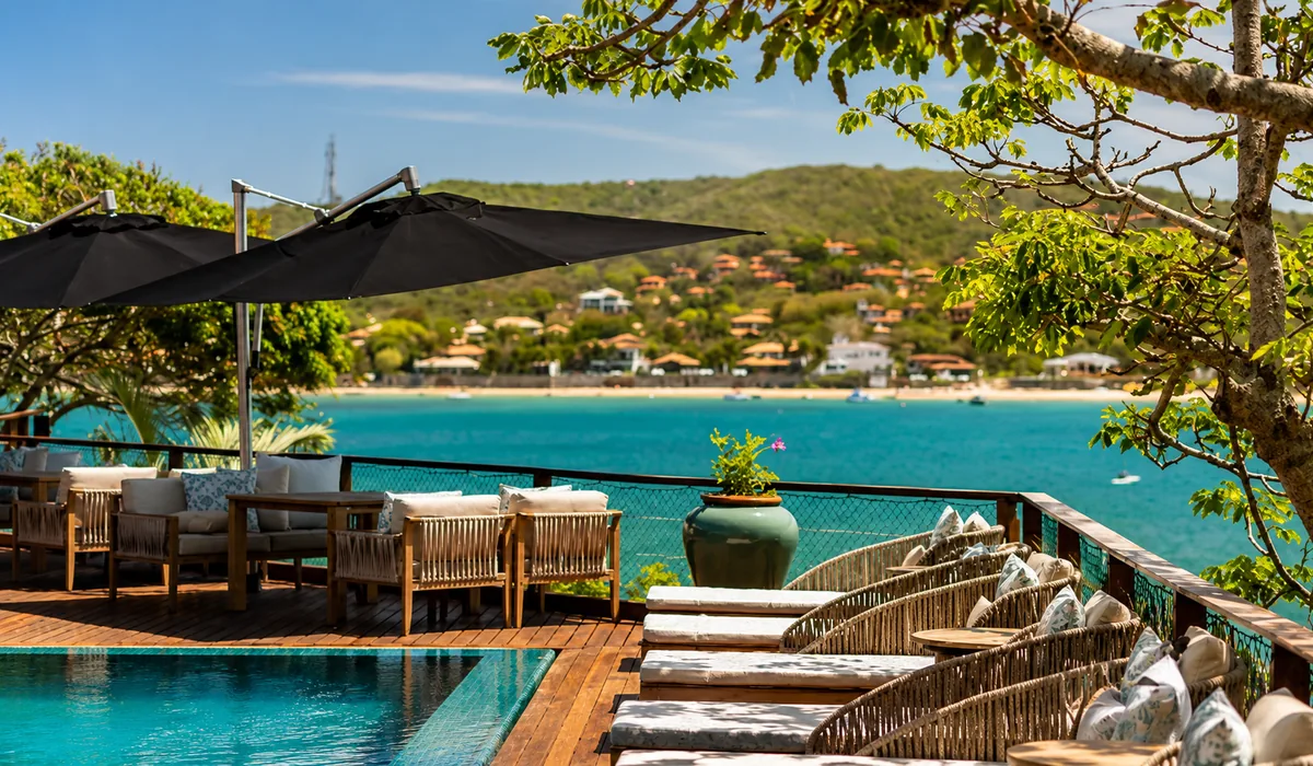 Vista do Insólito Boutique Hotel & Spa diante da Praia da Ferradura em Búzios