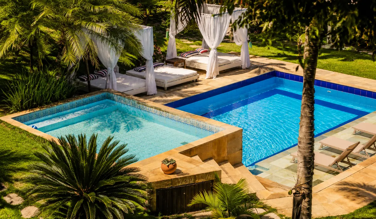 Piscina e jardins da Pousada Bucaneiro próxima ao centro de Búzios