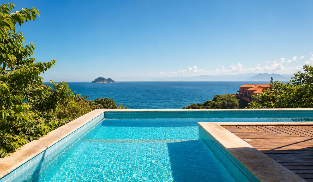 Piscinas e vista para o mar na Pousada Praia João Fernandes em Búzios
