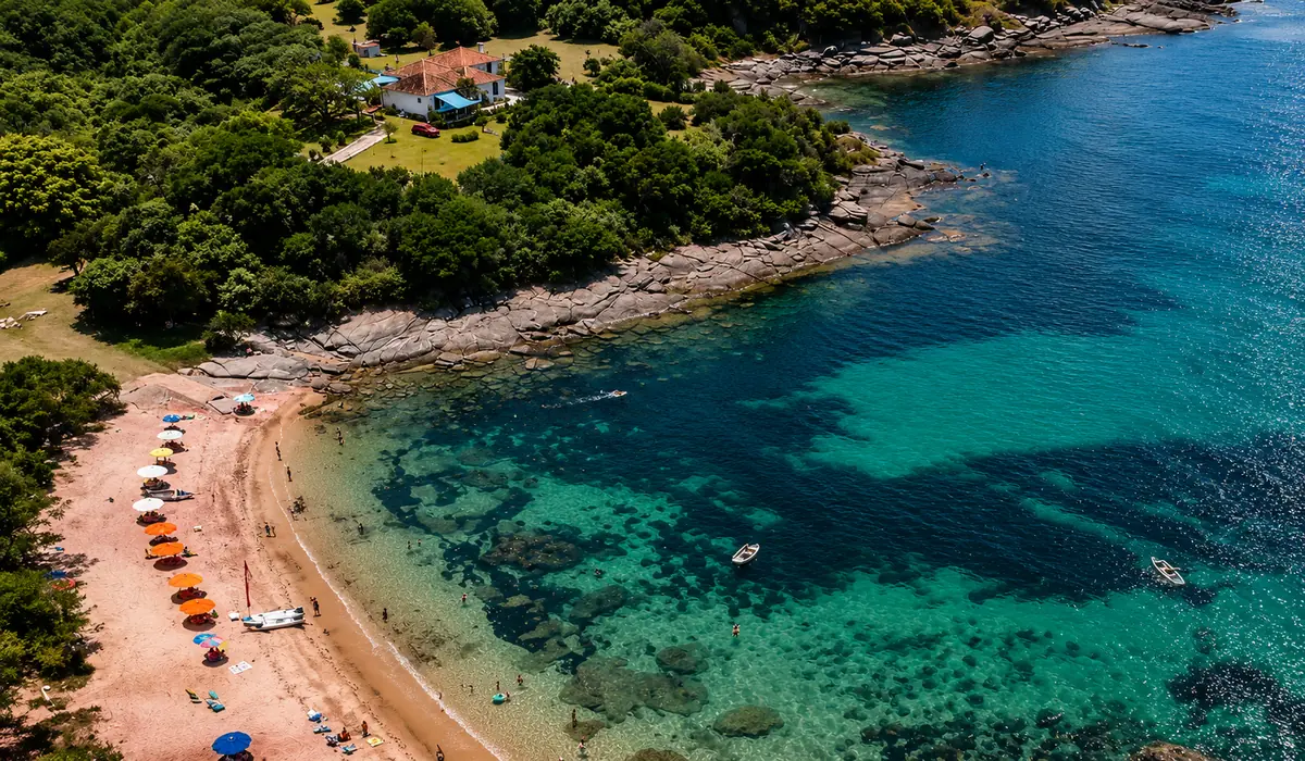 Praia do Forno em Búzios, pequena enseada cercada por natureza
