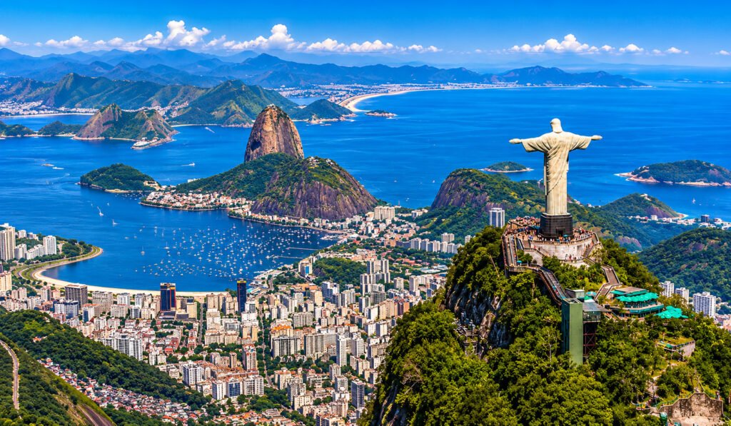 Vista panorâmica do Cristo Redentor e do Pão de Açúcar com a Baía de Guanabara ao fundo no Rio de Janeiro.