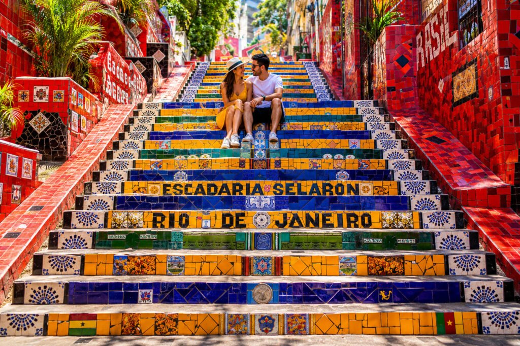 Detalhes dos azulejos coloridos da famosa Escadaria Selarón no bairro da Lapa, Rio de Janeiro.