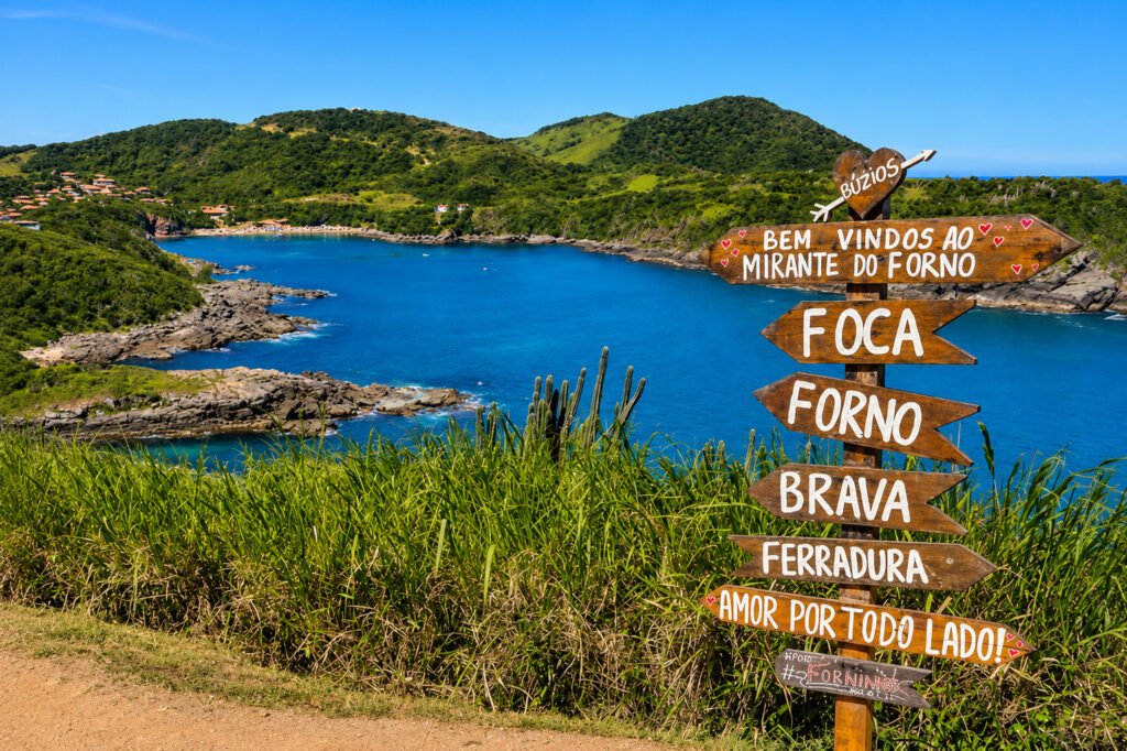 Vista panorâmica da Praia do Forno com seu mar azul de tons verdes a partir do mirante durante o Passeio de Buggy em Búzios.