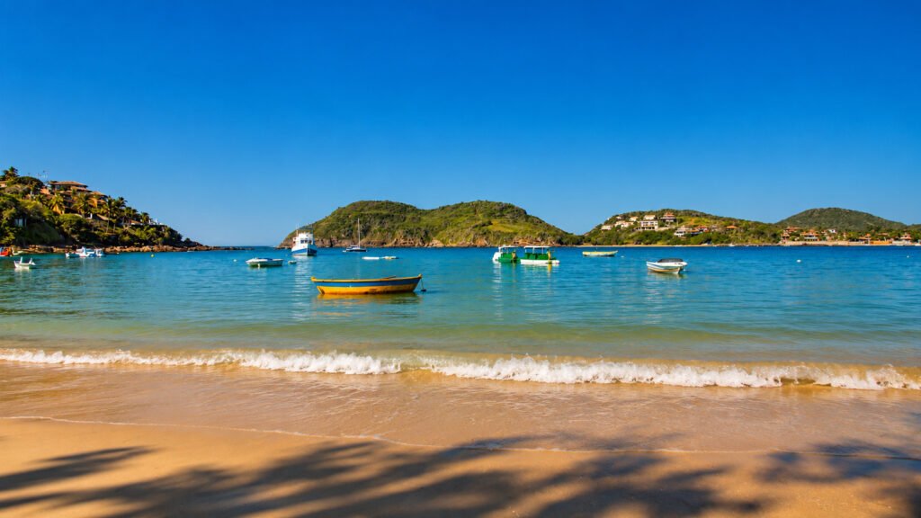 Buggy estacionado próximo às águas calmas da Praia da Ferradura em Armação dos Búzios.