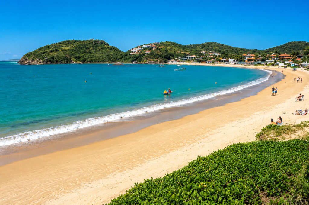 Faixa de areia movimentada e mar aberto na Praia de Geribá durante o passeio de buggy em Búzios.