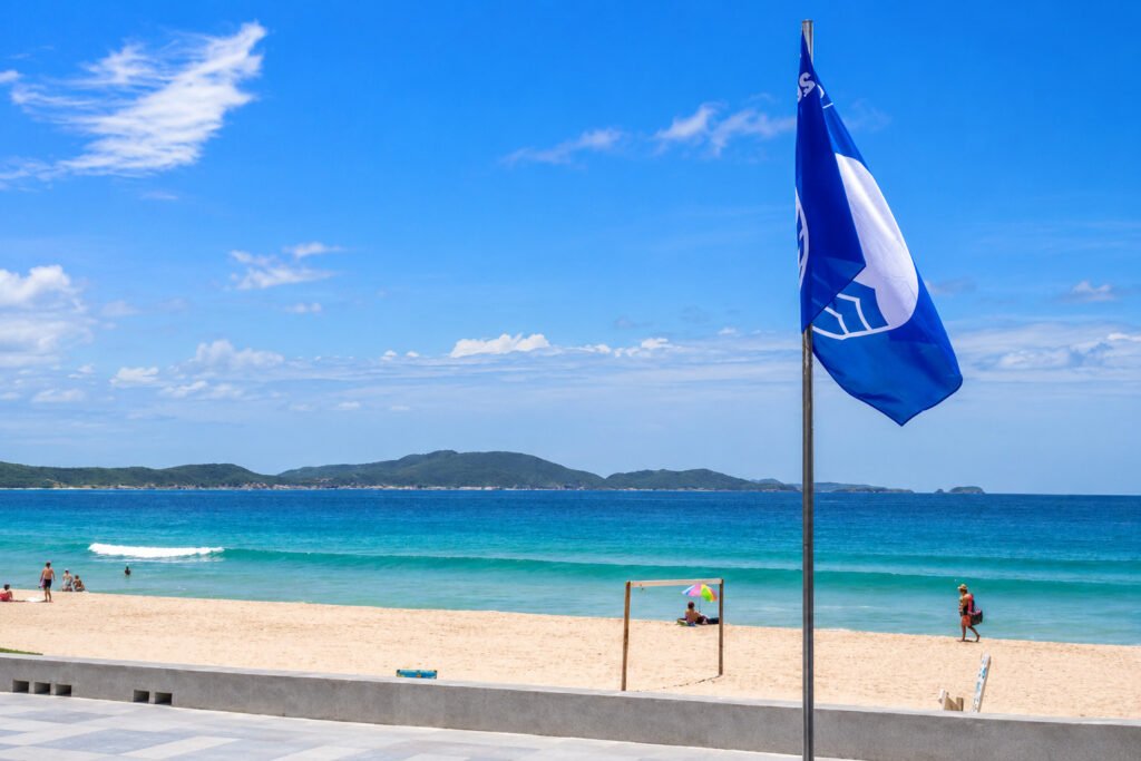 Vista panorâmica da areia branca e do mar aberto na Praia do Peró em Cabo Frio.