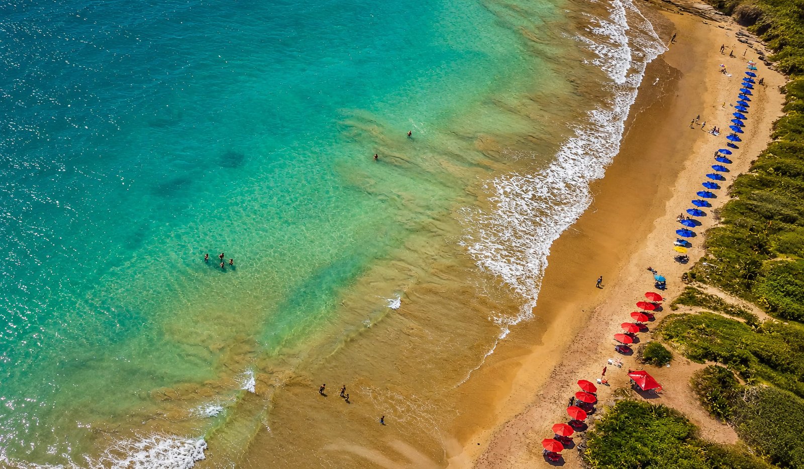 Praia Brava em Búzios com mar aberto, ondas e costões rochosos