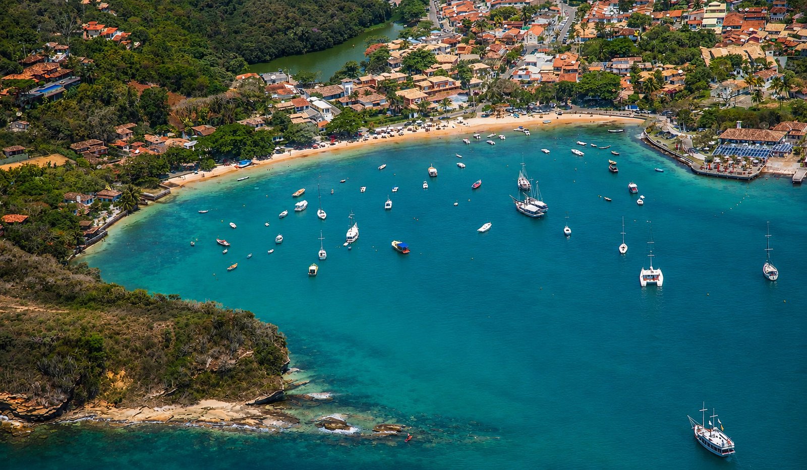 Praia da Ferradura em Búzios com mar calmo, águas claras e enseada protegida