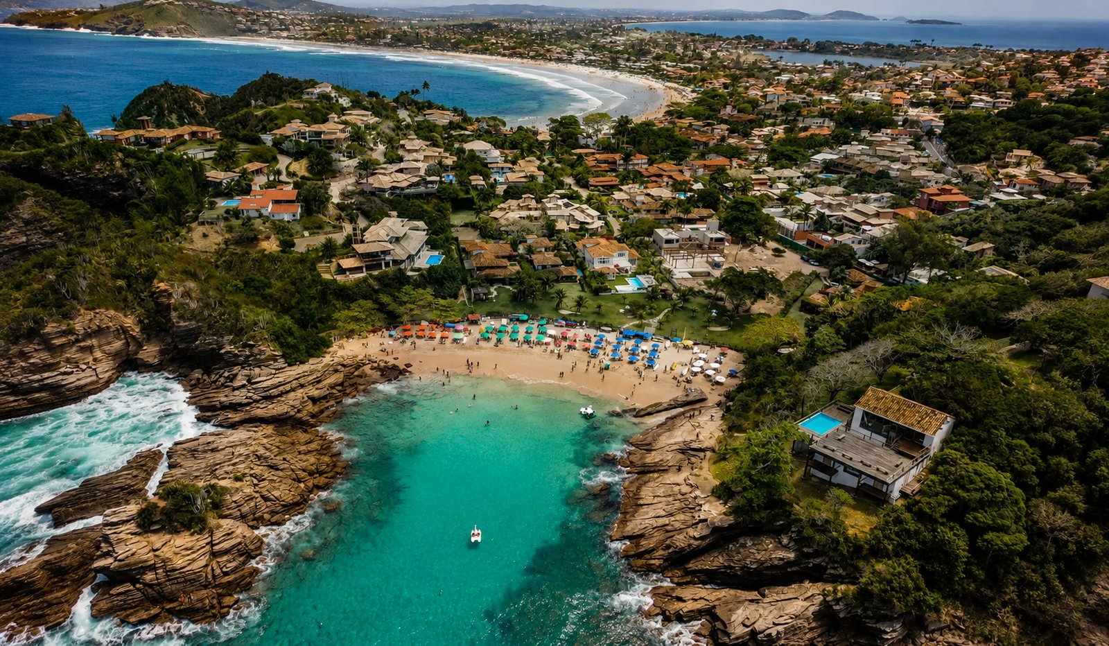 Praia da Ferradurinha em Búzios com águas claras e costões rochosos