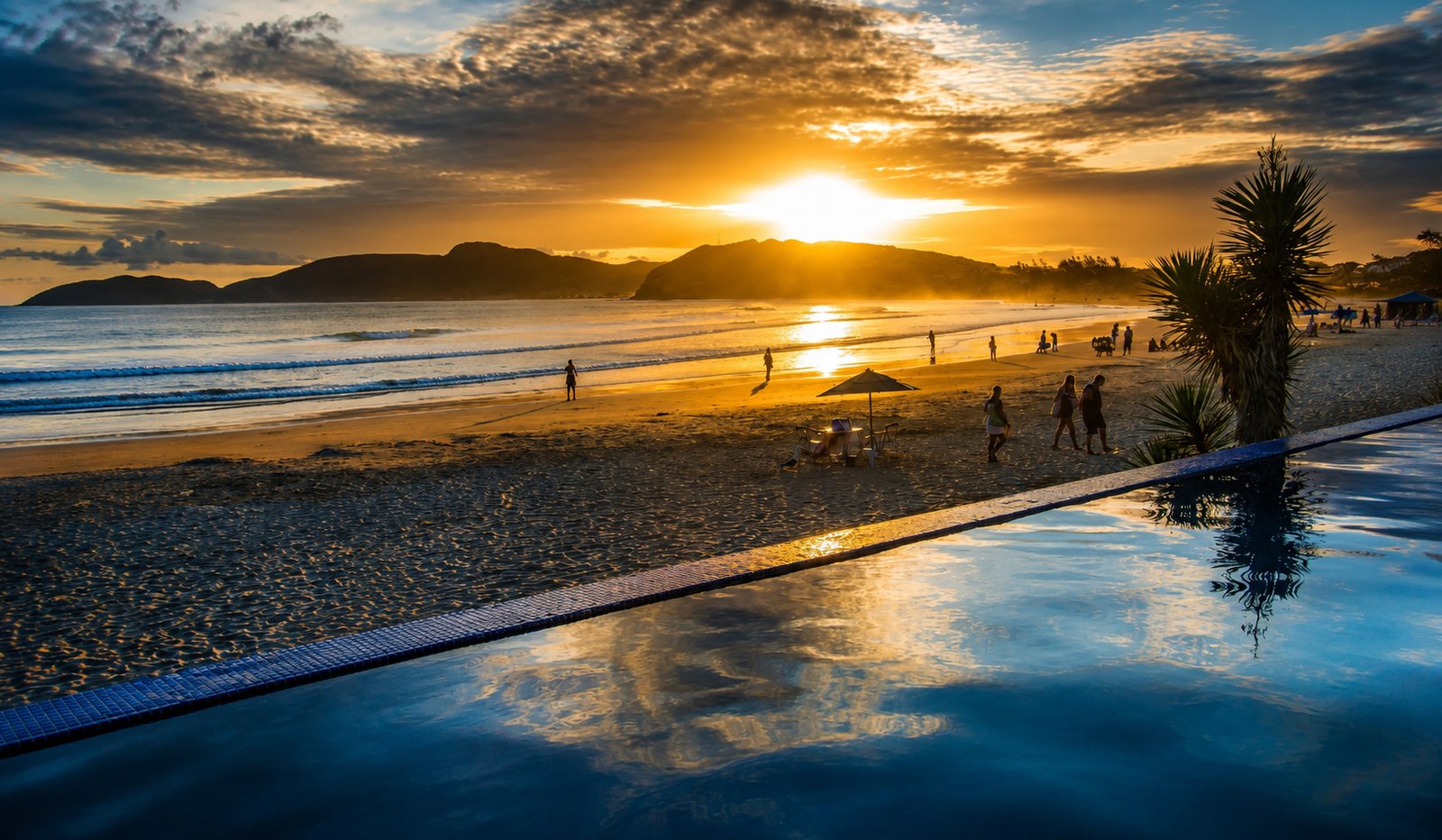 Praia de Geribá em Búzios com faixa de areia extensa, mar azul e ondas no litoral do Rio de Janeiro