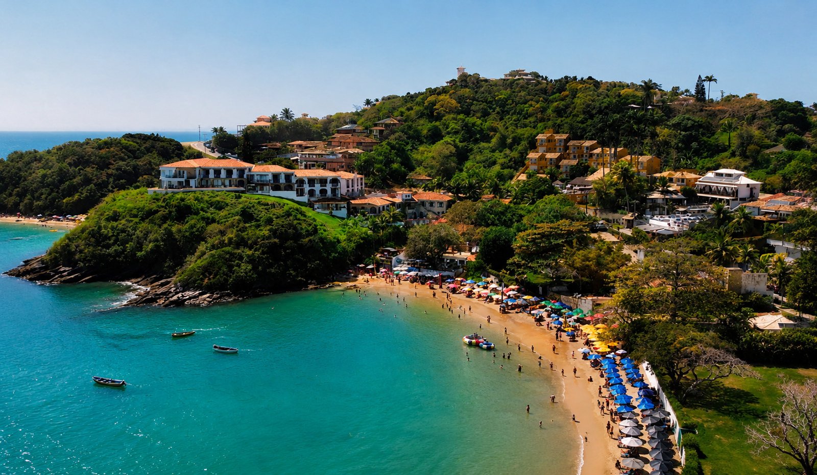 Praia de João Fernandes em Búzios com águas claras, barcos e estrutura turística