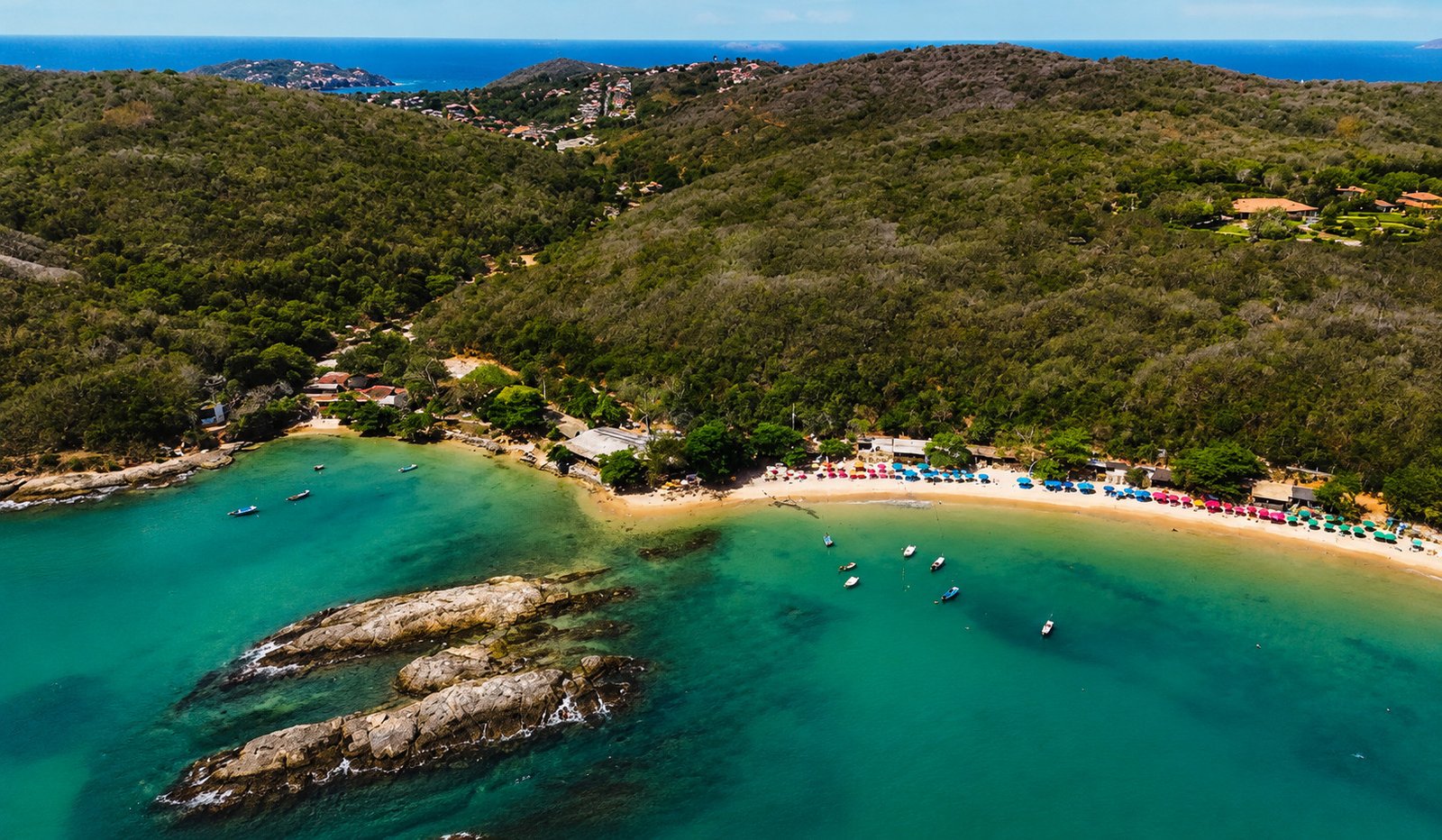 Praia da Tartaruga em Búzios com águas calmas e cenário de pôr do sol