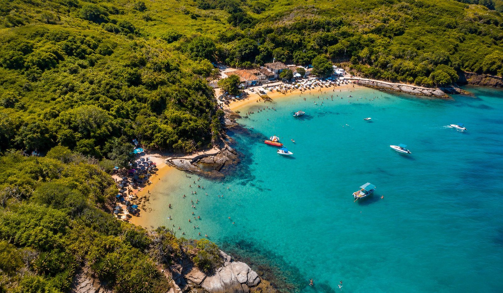 Praias Azeda e Azedinha em Búzios com águas claras e natureza preservada